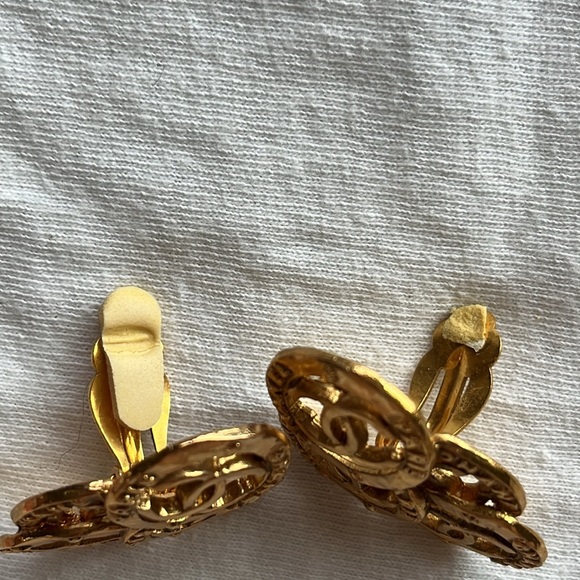 Vintage Chanel CC Cluster Clip On Earrings - Picture 11 of 11